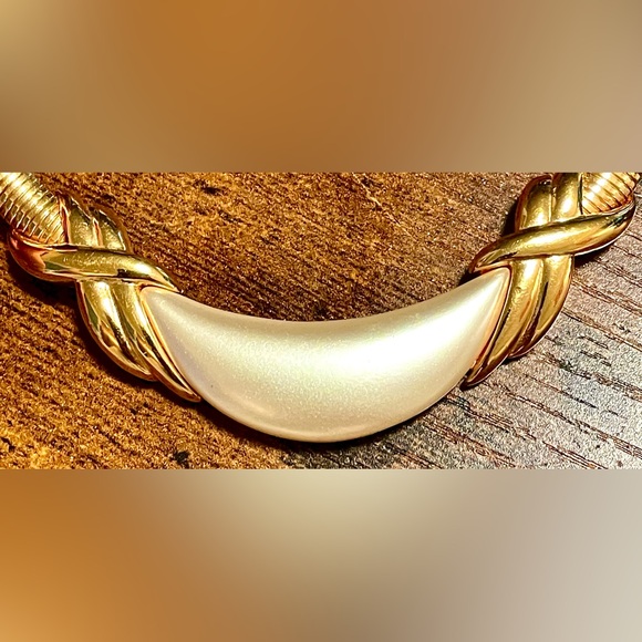 Napier Vintage Collar Statement Necklace w/ White Enamel Center | 1980s - Picture 4 of 11